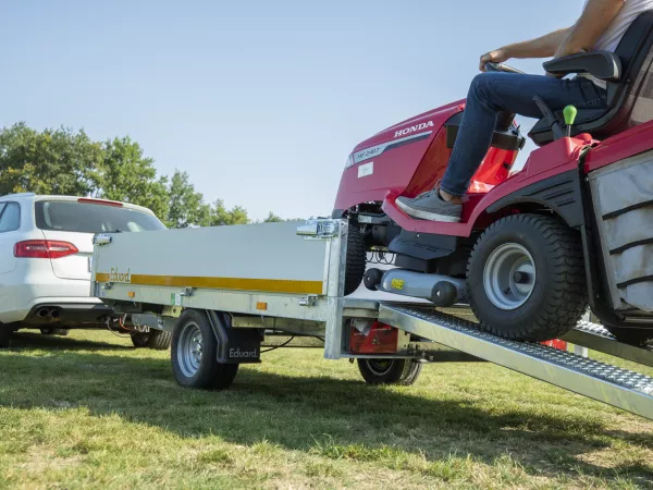 grasmaaier op aanhanger